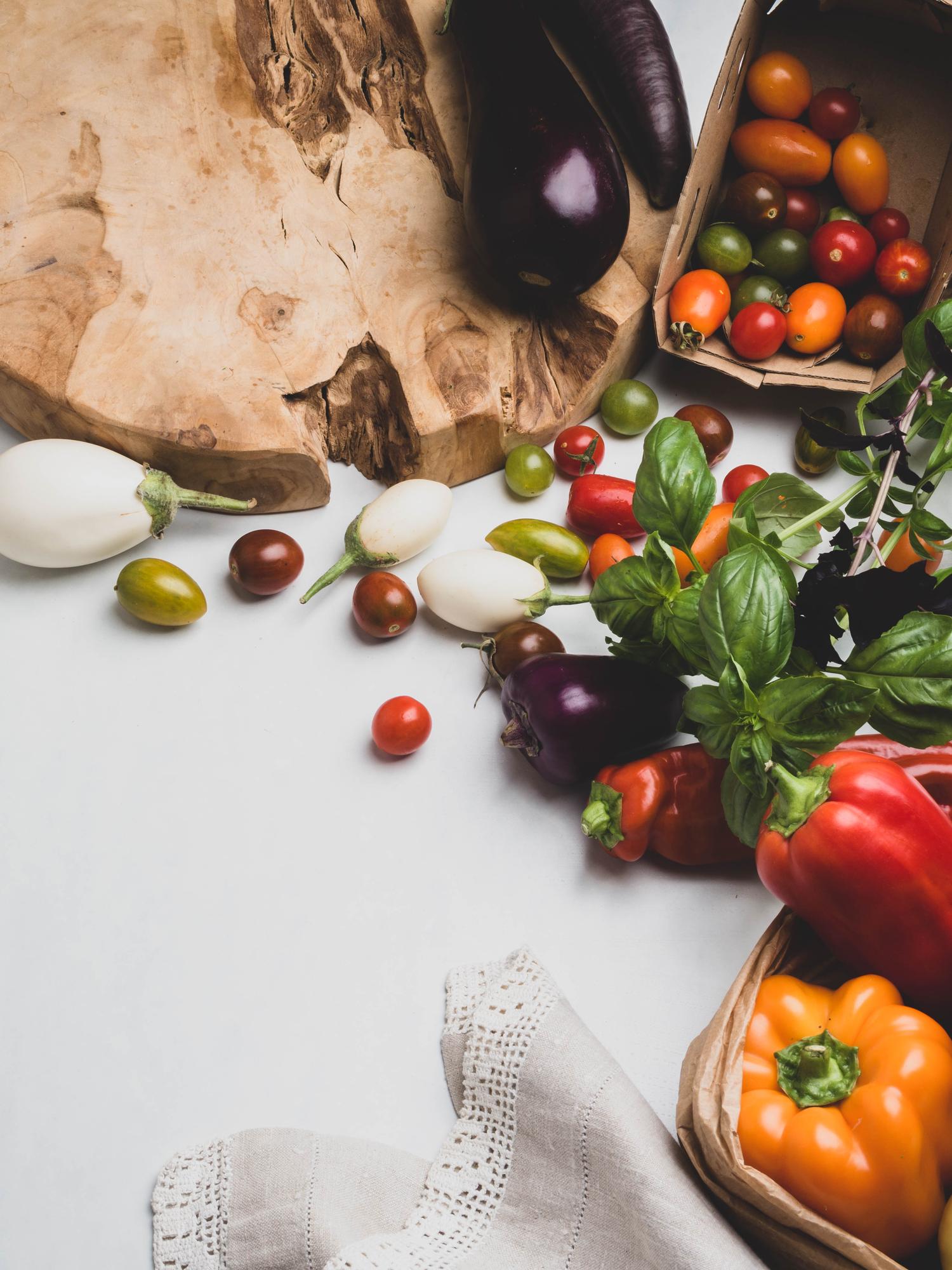 Ingredientes frescos sobre mesa rústica