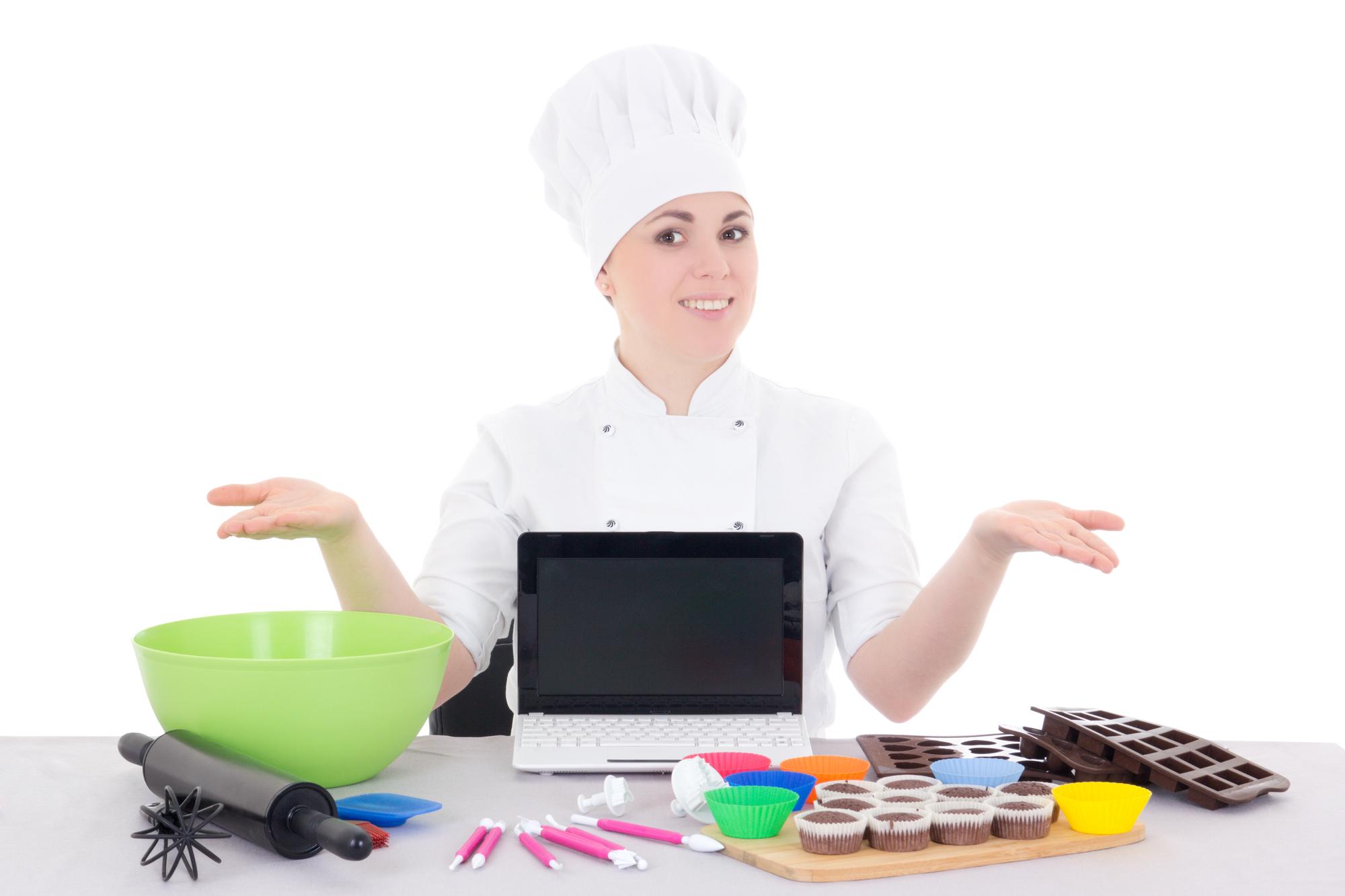 Chef enseñando en una cocina doméstica